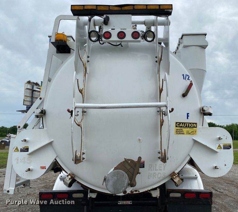 image for item JU9217 2010 Volvo VHD  vacuum truck