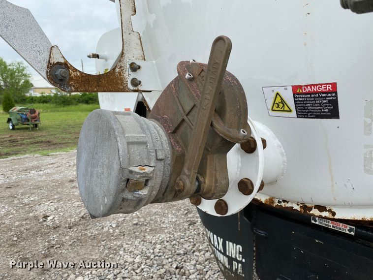 image for item JU9217 2010 Volvo VHD  vacuum truck