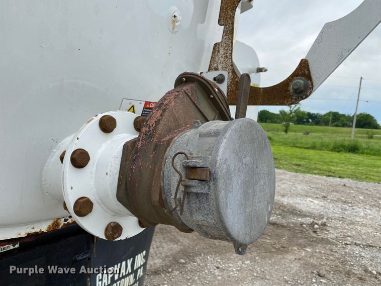 image for item JU9217 2010 Volvo VHD  vacuum truck