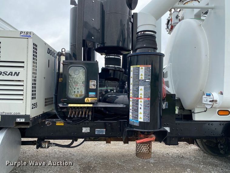 image for item JU9217 2010 Volvo VHD  vacuum truck