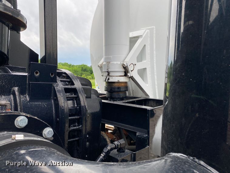 image for item JU9217 2010 Volvo VHD  vacuum truck