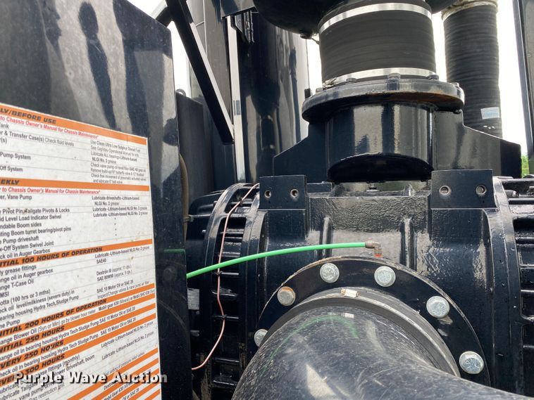 image for item JU9217 2010 Volvo VHD  vacuum truck