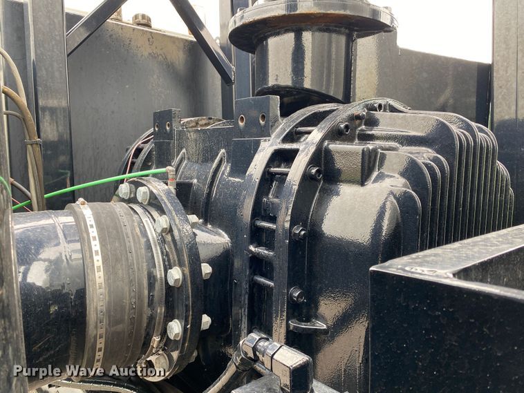 image for item JU9217 2010 Volvo VHD  vacuum truck