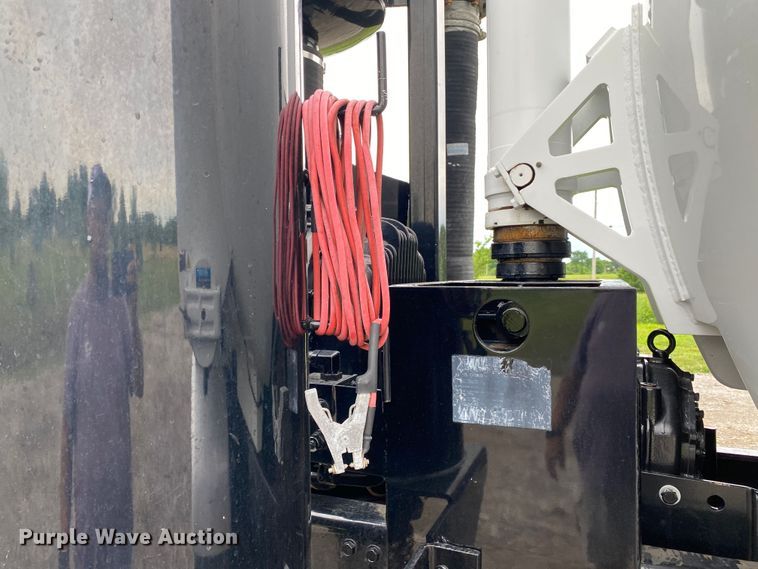 image for item JU9217 2010 Volvo VHD  vacuum truck