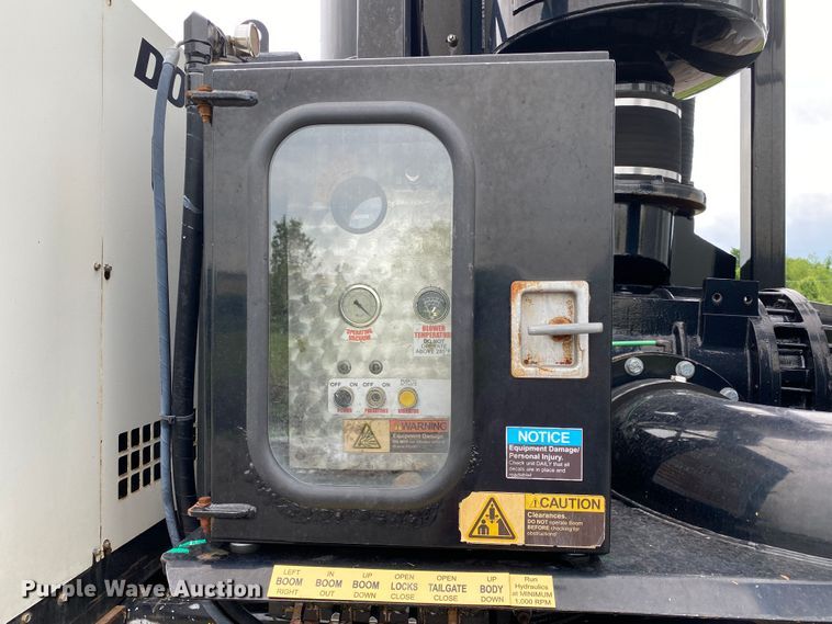 image for item JU9217 2010 Volvo VHD  vacuum truck