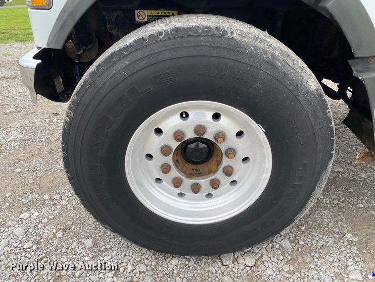 image for item JU9217 2010 Volvo VHD  vacuum truck