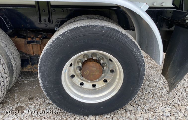 image for item JU9217 2010 Volvo VHD  vacuum truck