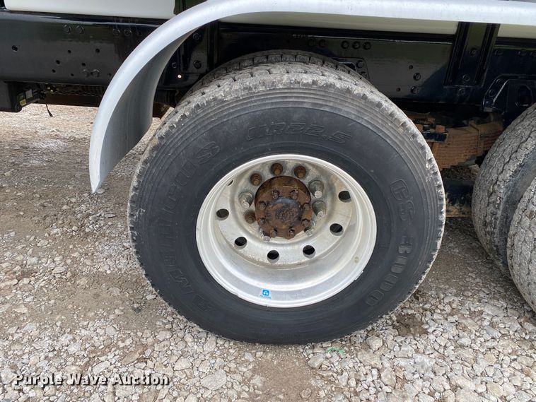 image for item JU9217 2010 Volvo VHD  vacuum truck