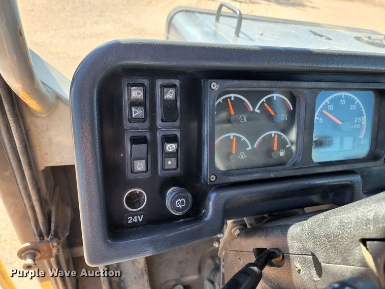 image for item KC9480 2001 Caterpillar D400E Series II  haul truck