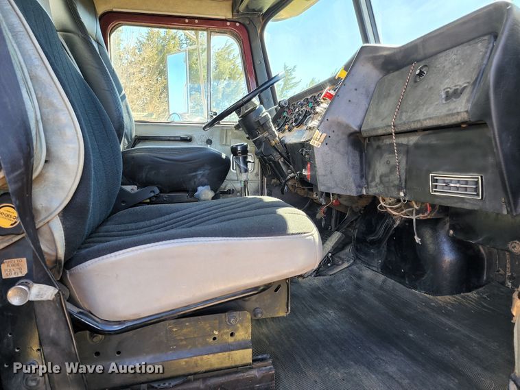 image for item KC9497 1996 Western Star 4964S  vacuum truck