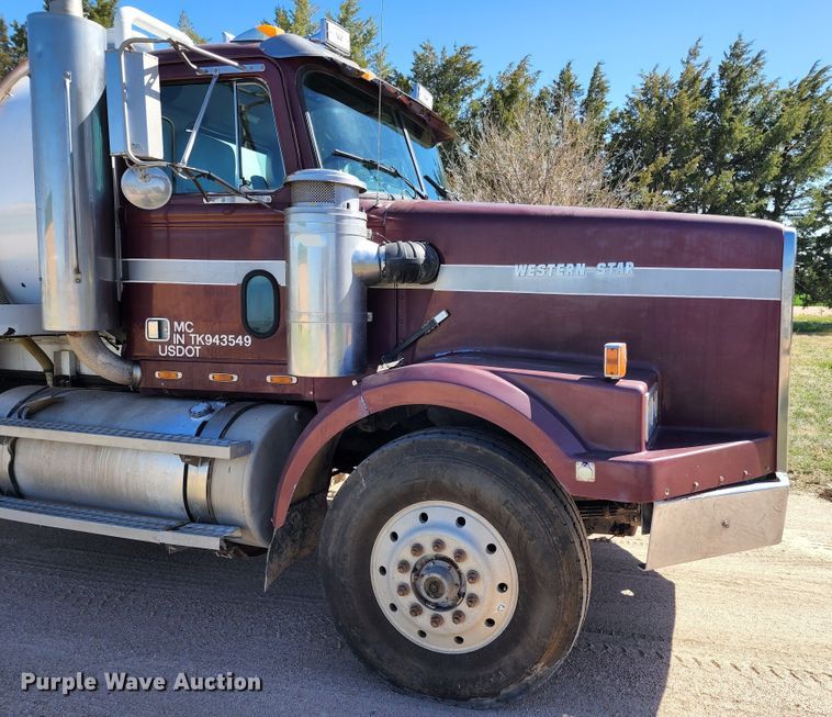 image for item KC9497 1996 Western Star 4964S  vacuum truck