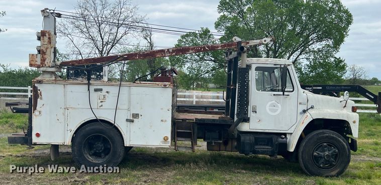 image for item KG9737 1983 International 1955  utility / service truck