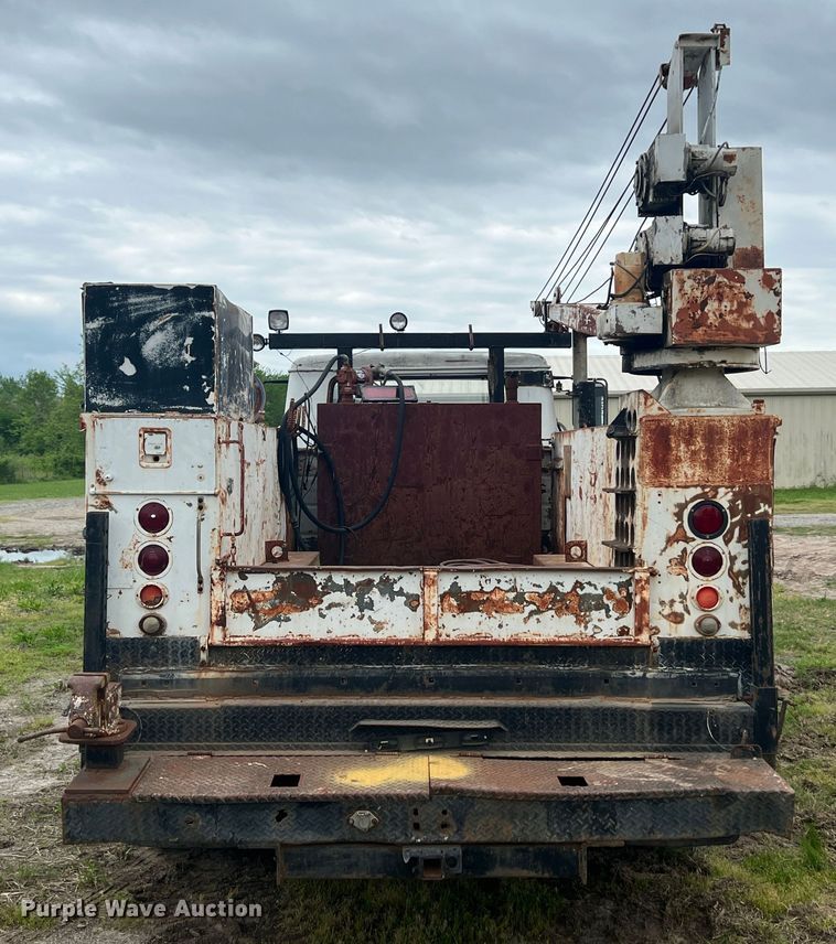 image for item KG9737 1983 International 1955  utility / service truck