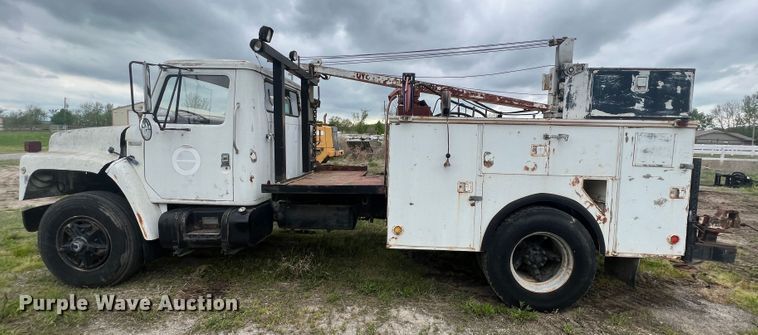 image for item KG9737 1983 International 1955  utility / service truck