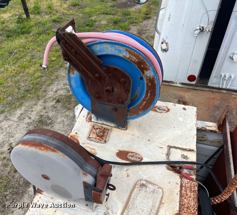 image for item KG9737 1983 International 1955  utility / service truck