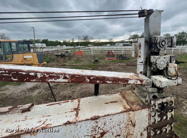 image for item KG9737 1983 International 1955  utility / service truck