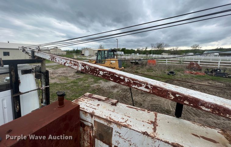 image for item KG9737 1983 International 1955  utility / service truck