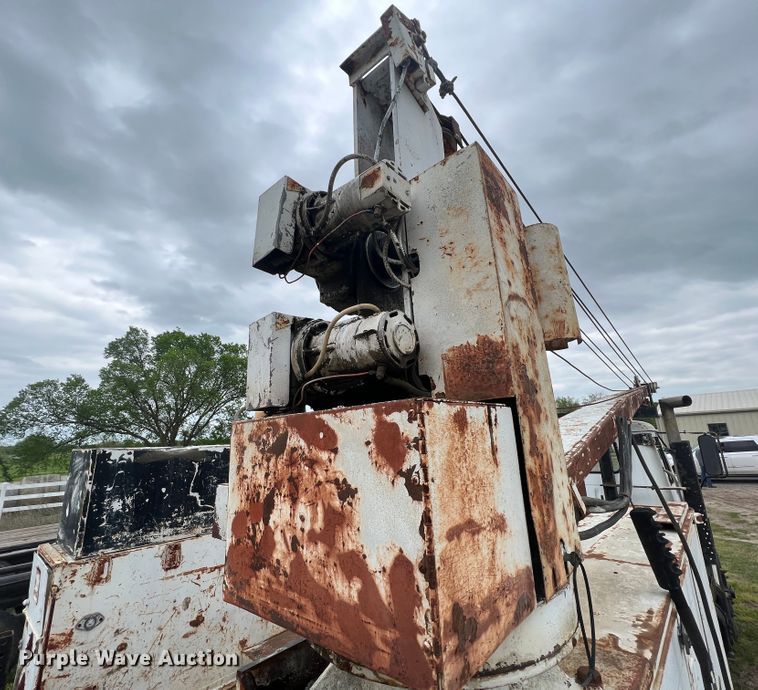 image for item KG9737 1983 International 1955  utility / service truck