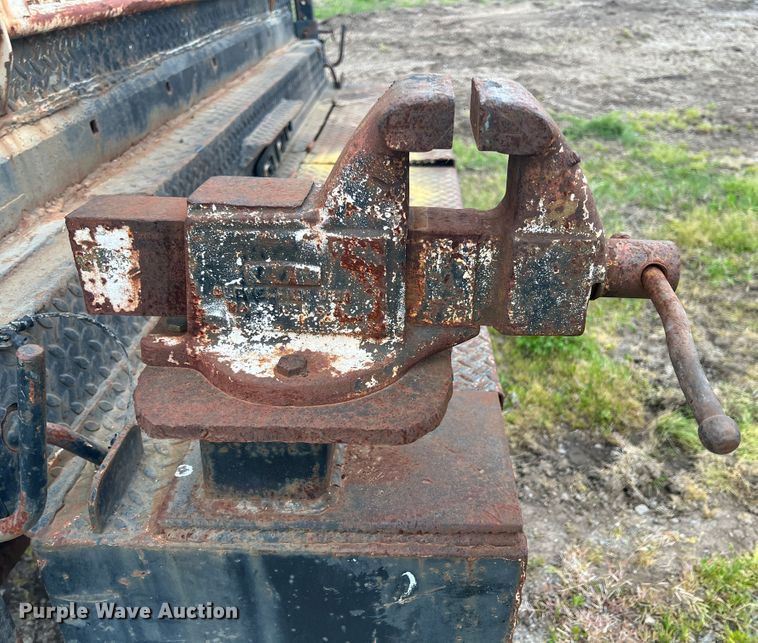 image for item KG9737 1983 International 1955  utility / service truck