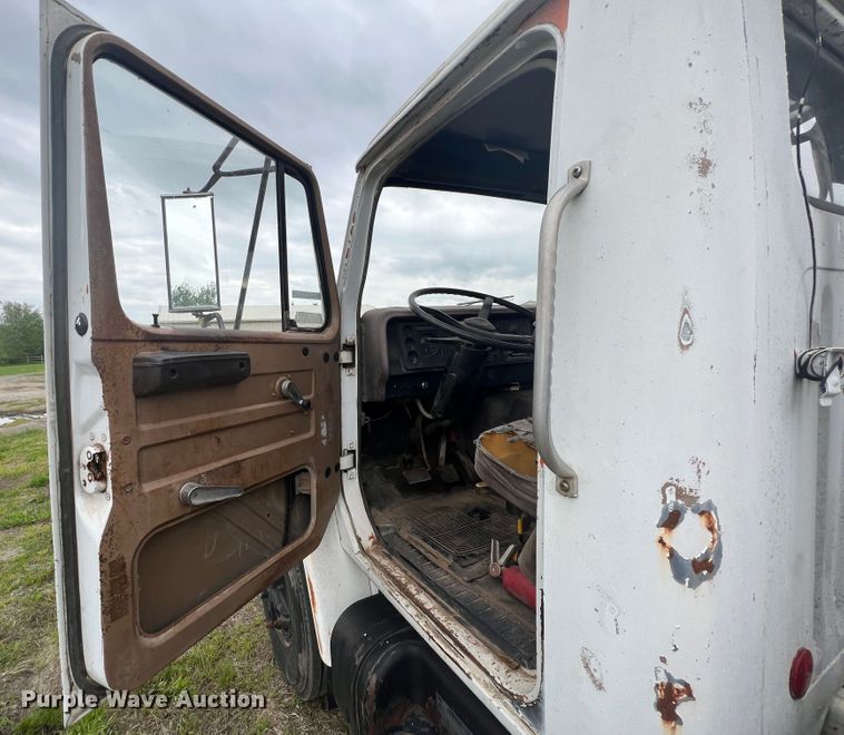 image for item KG9737 1983 International 1955  utility / service truck