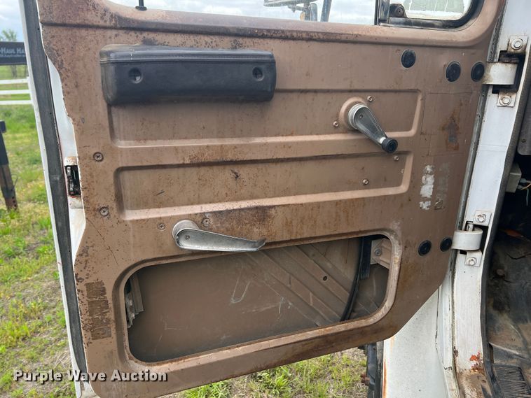 image for item KG9737 1983 International 1955  utility / service truck