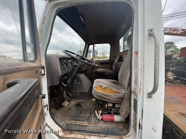 image for item KG9737 1983 International 1955  utility / service truck