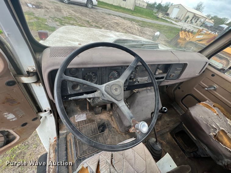 image for item KG9737 1983 International 1955  utility / service truck