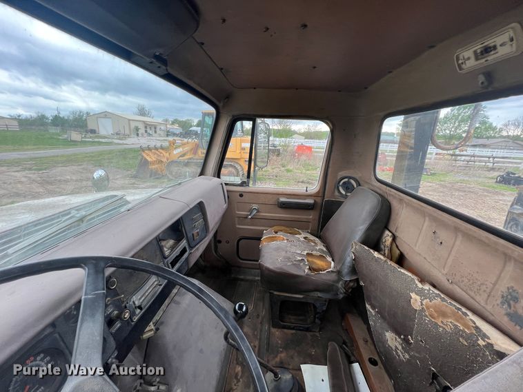 image for item KG9737 1983 International 1955  utility / service truck