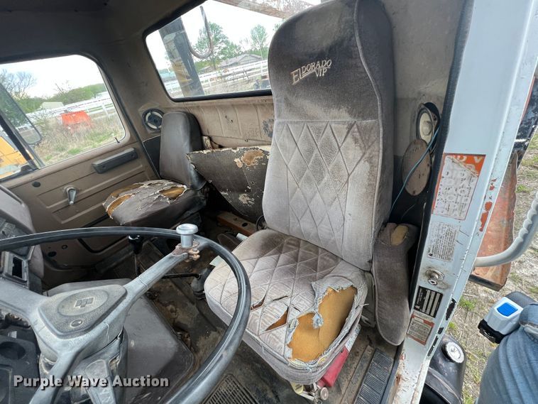 image for item KG9737 1983 International 1955  utility / service truck