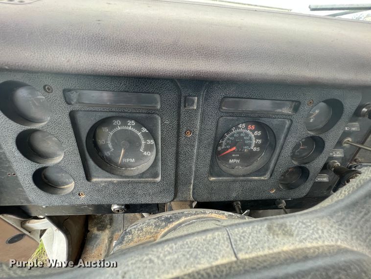 image for item KG9737 1983 International 1955  utility / service truck