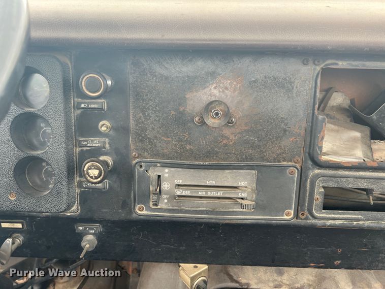 image for item KG9737 1983 International 1955  utility / service truck