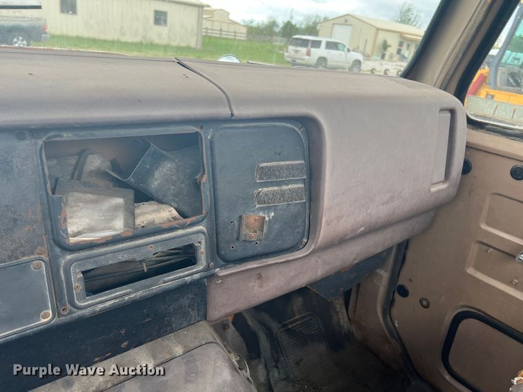 image for item KG9737 1983 International 1955  utility / service truck