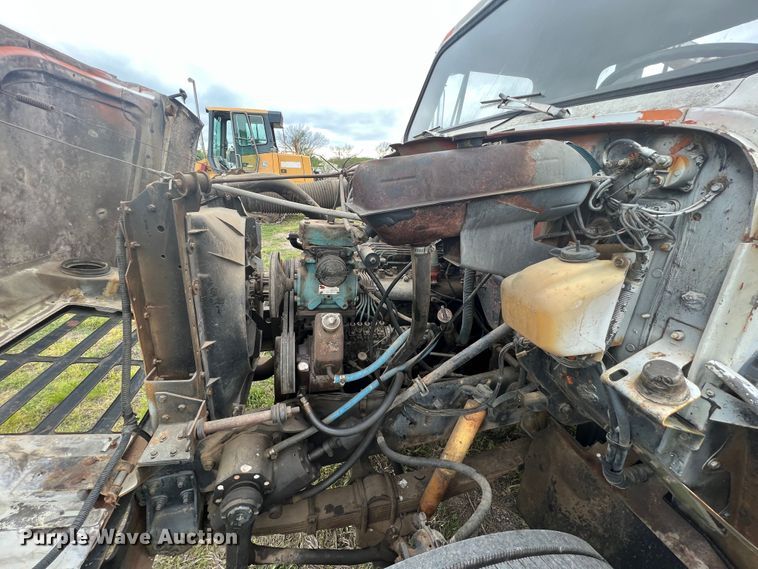 image for item KG9737 1983 International 1955  utility / service truck