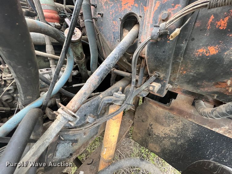 image for item KG9737 1983 International 1955  utility / service truck