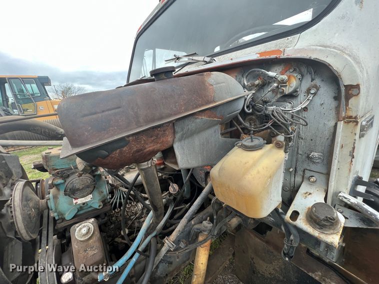 image for item KG9737 1983 International 1955  utility / service truck