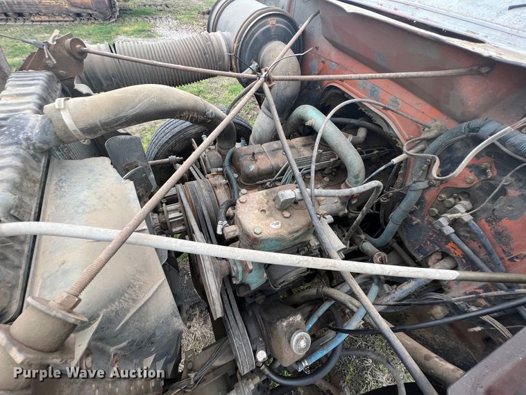 image for item KG9737 1983 International 1955  utility / service truck