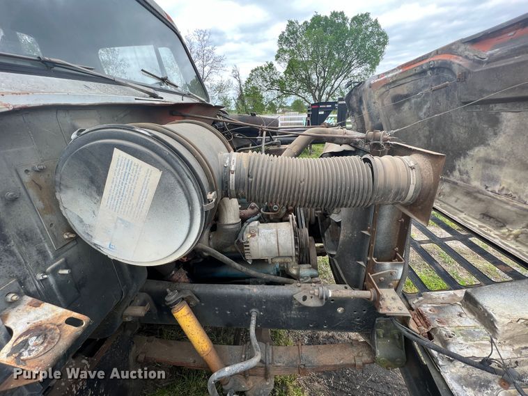 image for item KG9737 1983 International 1955  utility / service truck