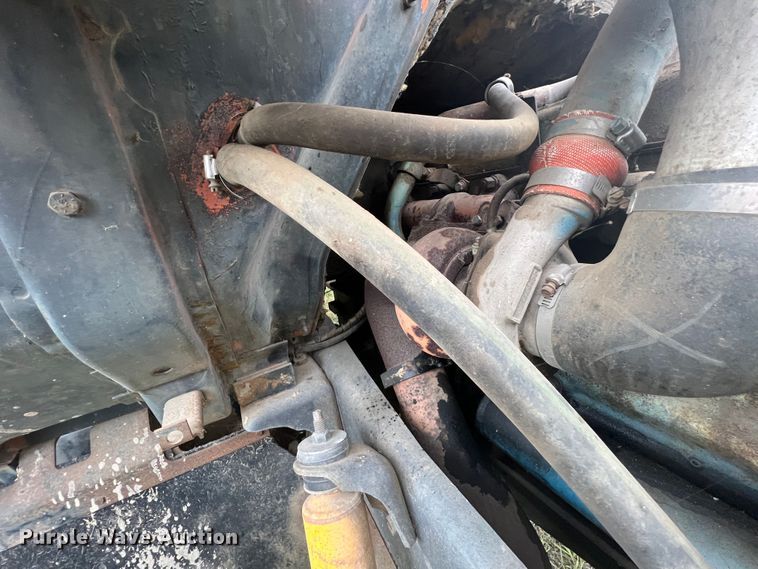 image for item KG9737 1983 International 1955  utility / service truck