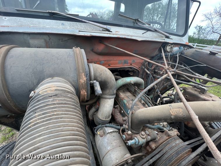 image for item KG9737 1983 International 1955  utility / service truck