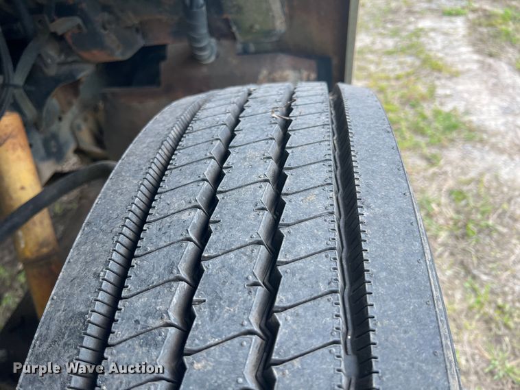 image for item KG9737 1983 International 1955  utility / service truck