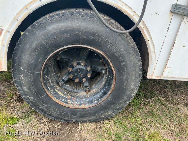 image for item KG9737 1983 International 1955  utility / service truck