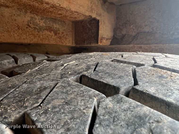 image for item KG9737 1983 International 1955  utility / service truck