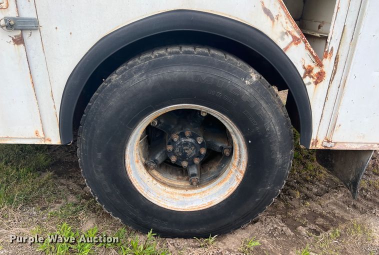 image for item KG9737 1983 International 1955  utility / service truck