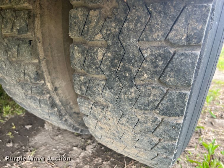 image for item KG9737 1983 International 1955  utility / service truck