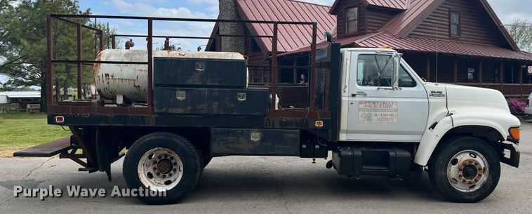 image for item KG9741 1998 Ford F800  flatbed truck