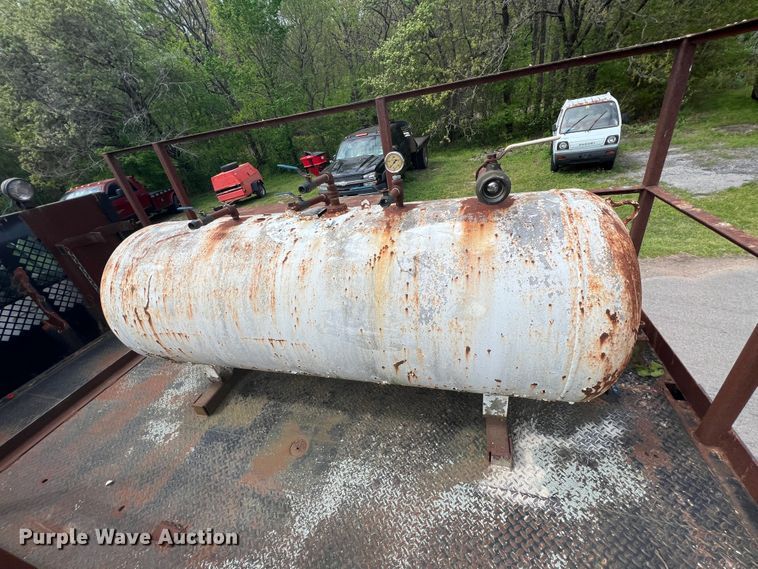 image for item KG9741 1998 Ford F800  flatbed truck