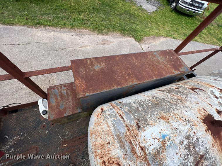 image for item KG9741 1998 Ford F800  flatbed truck