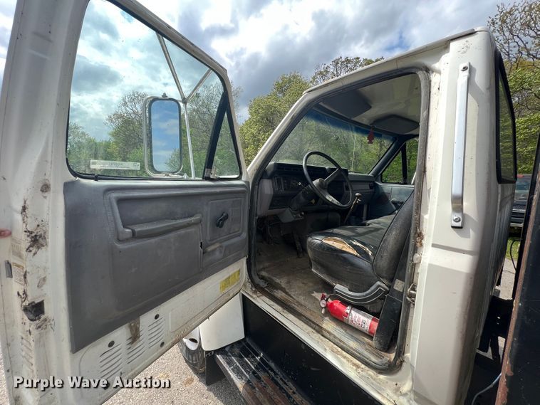 image for item KG9741 1998 Ford F800  flatbed truck