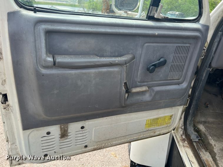 image for item KG9741 1998 Ford F800  flatbed truck