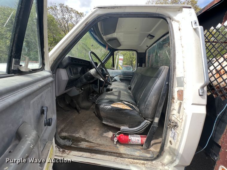 image for item KG9741 1998 Ford F800  flatbed truck